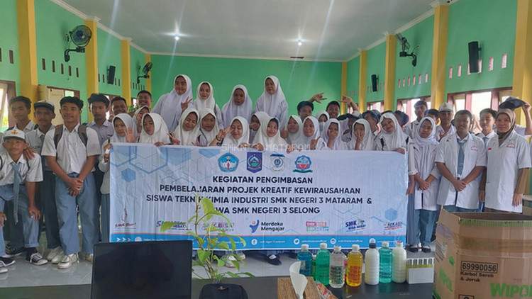 Tim Siswa SMK Negeri 3 Mataram Melaksanakan Pengimbasan Kewirausahaan Ke Siswa-Siswa SMK Negeri 3 Selong