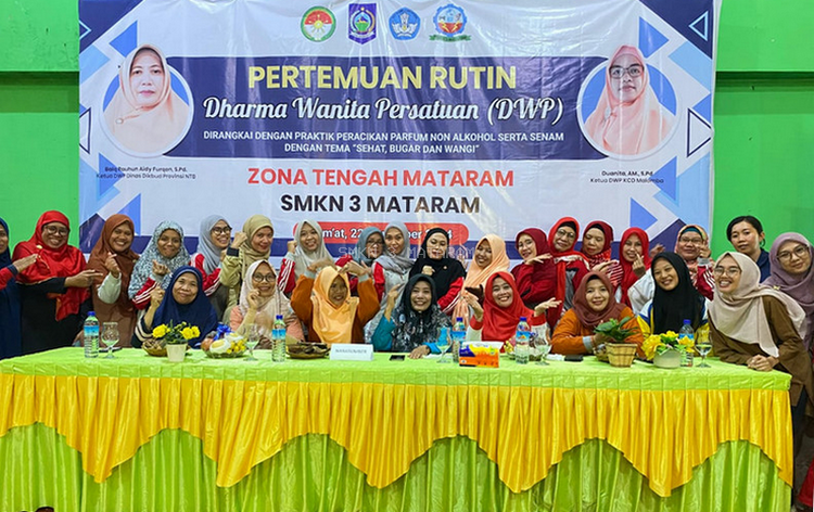 Pertemuan Rutin DWP Zona Tengah Mataram di SMKN 3 Mataram: Sehat, Bugar, dan Wangi