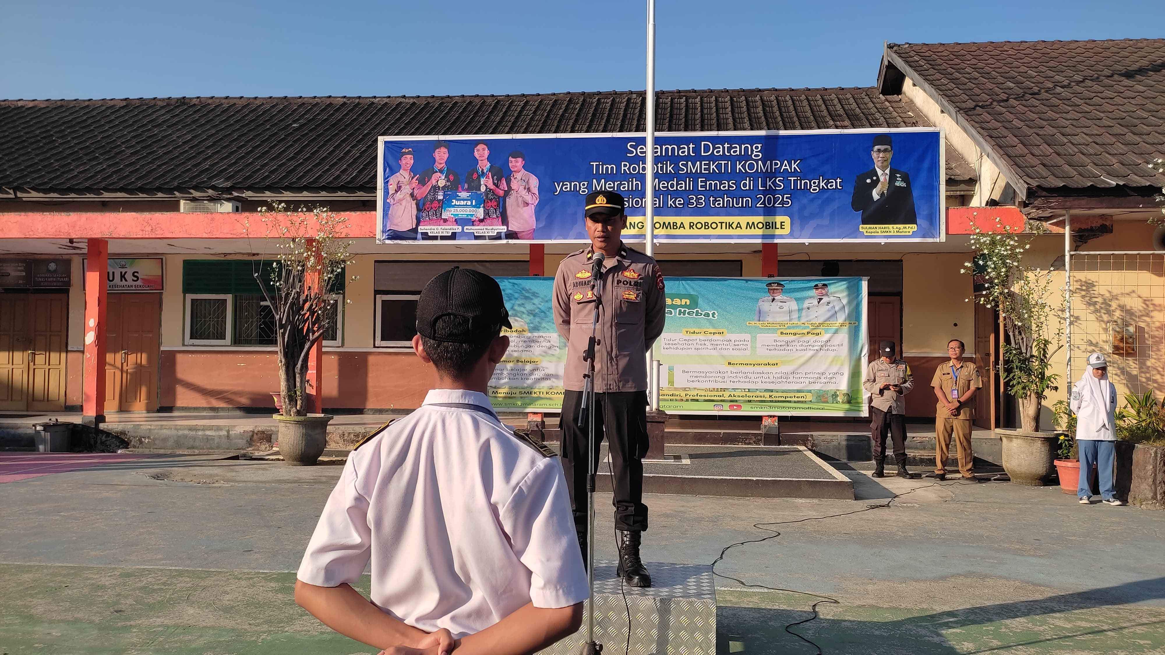 Kapolsek Selaparang Beri Arahan Pentingnya Kedisiplinan pada Apel Bendera di SMKN 3 Mataram