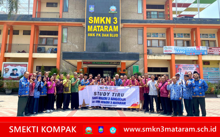 Tekin Memperkenalkan Produk Tefa Saat Studi Tiru SMKN 3 Singaraja
